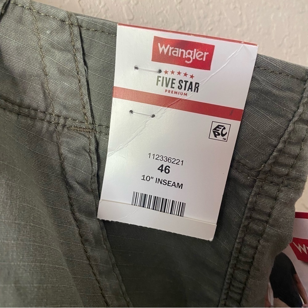 Wrangler | Men's Relaxed Fit Camo Green Cargo Shorts Stretch 10" Inseam Size 46 - Picture 5 of 7